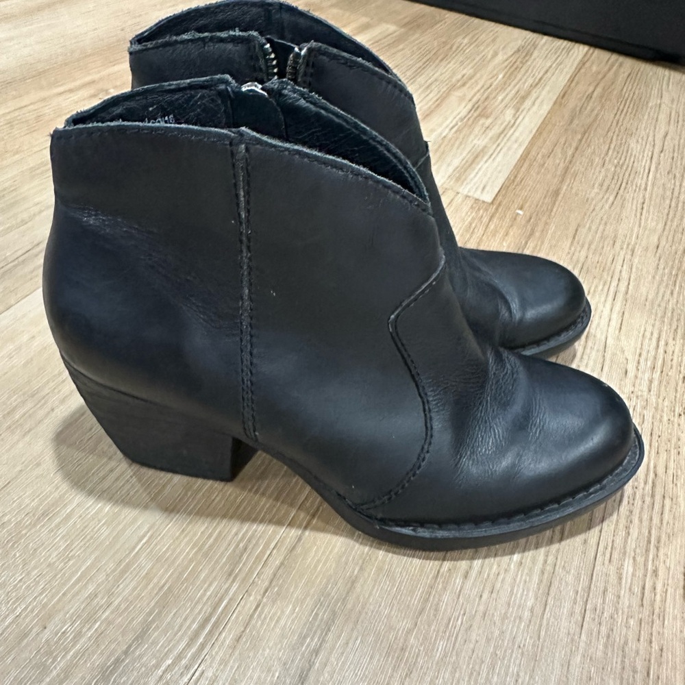 Born Michell black leather block heel booties good condition sz 7.5